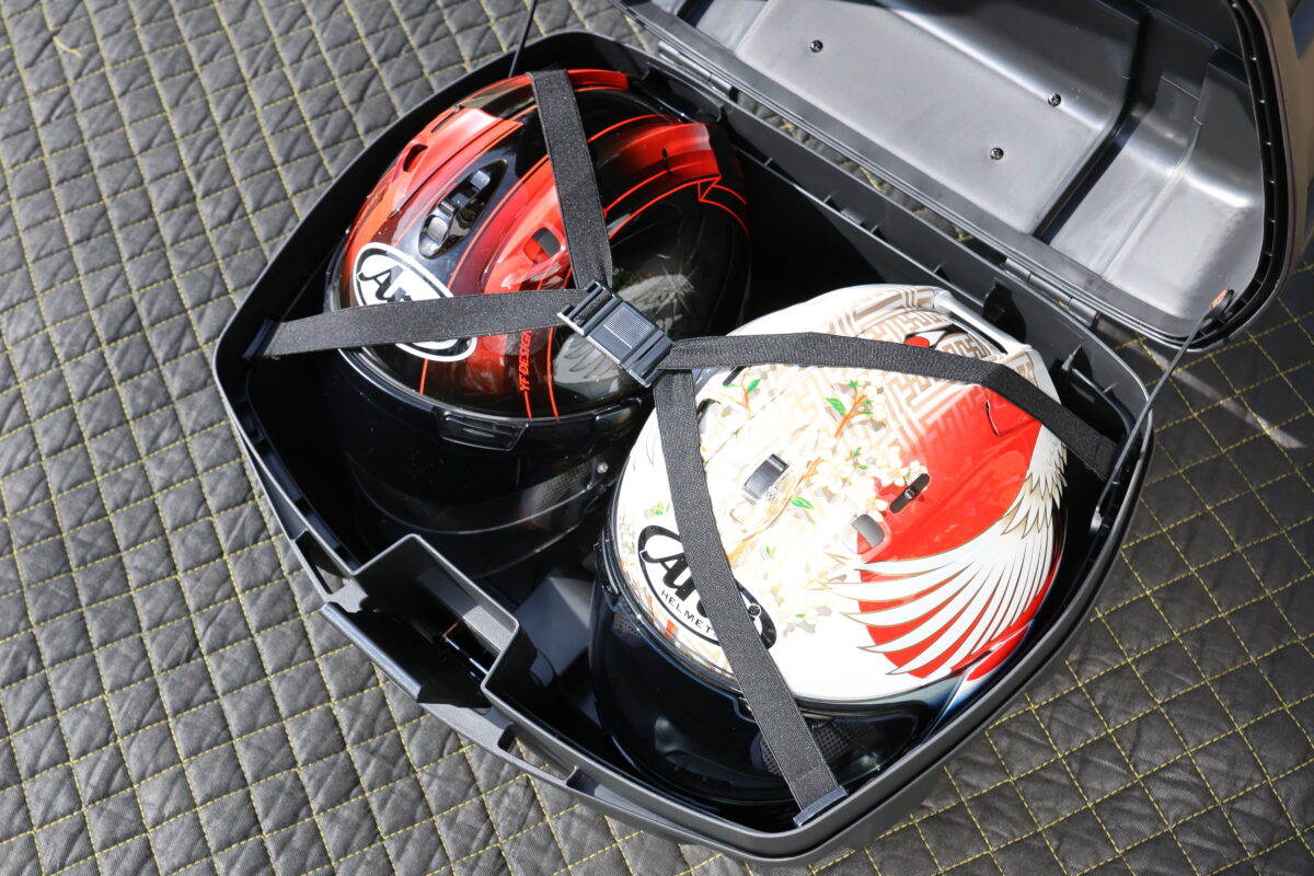 『モトボワットBB バイク リアボックス 50L』は50ℓの大容量で、ヘルメット2つがすっぽり入る。