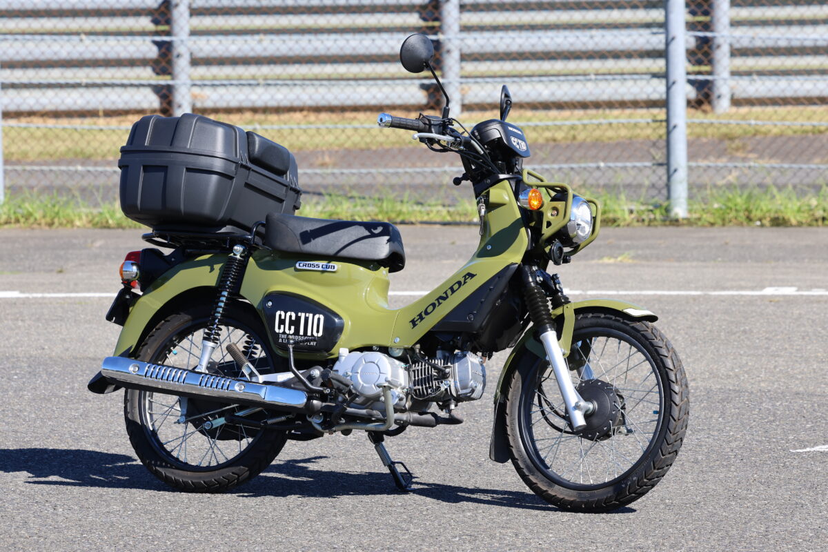 『モトボワットBB バイク リアボックス 50L』は50ℓの大容量だが、クロスカブ110(JA45)に取り付けてみると、それほど大きくはなくなかなかバランスがいい。