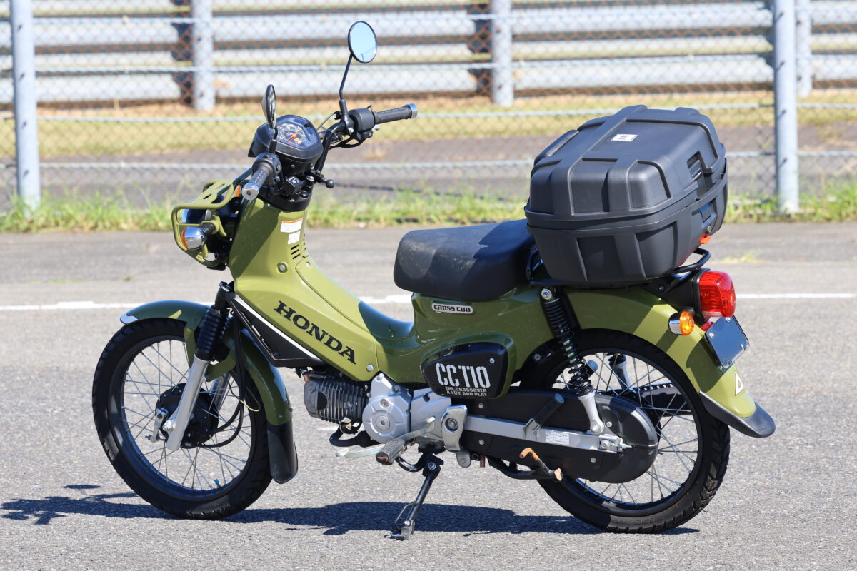 『モトボワットBB バイク リアボックス 50L』は50ℓの大容量だが、クロスカブ110(JA45)に取り付けてみると、それほど大きくはなくなかなかバランスがいい。