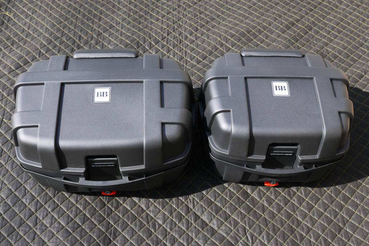 右が『モトボワットBB バイク リアボックス 50L(7180円)』で、左が『モトボワットBB バイク リアボックス 37L(0000円)』でその差は13ℓ。