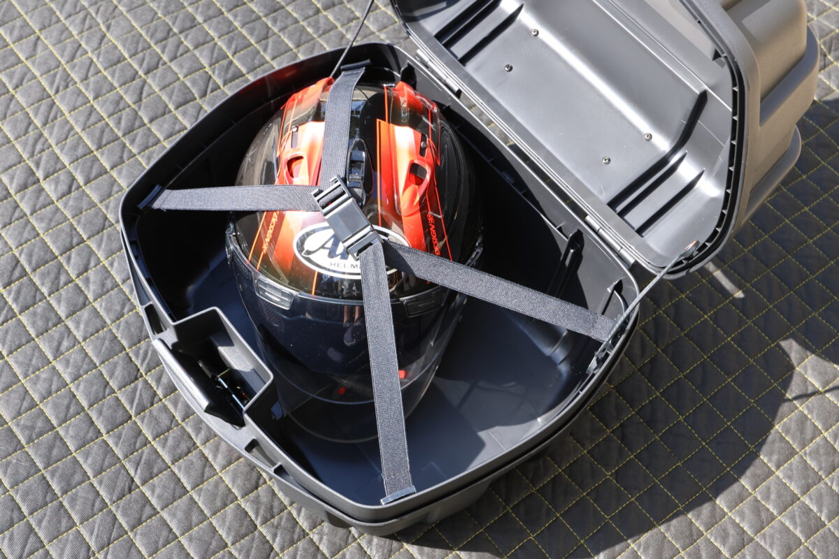 右の『モトボワットBB バイク リアボックス 50L』はジェットヘルメットに加え、フルフェイスヘルメットが収納可能。左の『モトボワットBB バイク リアボックス 37L』はヘルメット1個とプラスアルファという印象でどちらも使い勝手がよさそう。