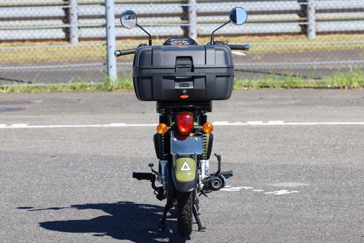 ちなみに『モトボワットBB バイク リアボックス 37L(右)』とも比べてみると確かに『モトボワットBB バイク リアボックス 50L』の方が幅はあるが、それほど大きく張り出しておらず、ハンドル幅より随分コンパクトなことがわかる。外寸は、幅560×奥行き435×高さ310㎜。