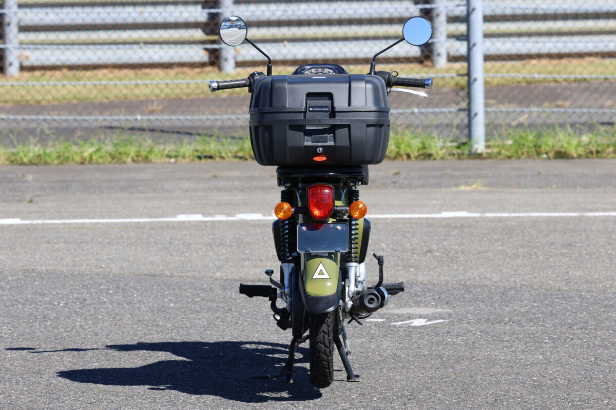 ちなみに『モトボワットBB バイク リアボックス 37L(右)』とも比べてみると確かに『モトボワットBB バイク リアボックス 50L』の方が幅はあるが、それほど大きく張り出しておらず、ハンドル幅より随分コンパクトなことがわかる。外寸は、幅560×奥行き435×高さ310㎜。