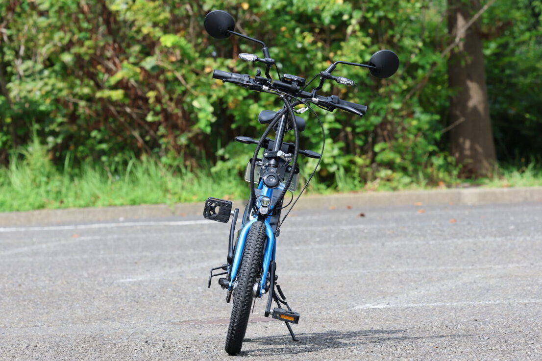 見た目は電動アシスト自転車に見えるが原付一種（～50cc）でナンバー付き。