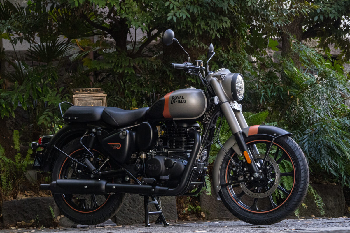 ロイヤルエンフィールド・クラシック350のダーク・シリーズ ガン・グレー(価格:723,800円税込)