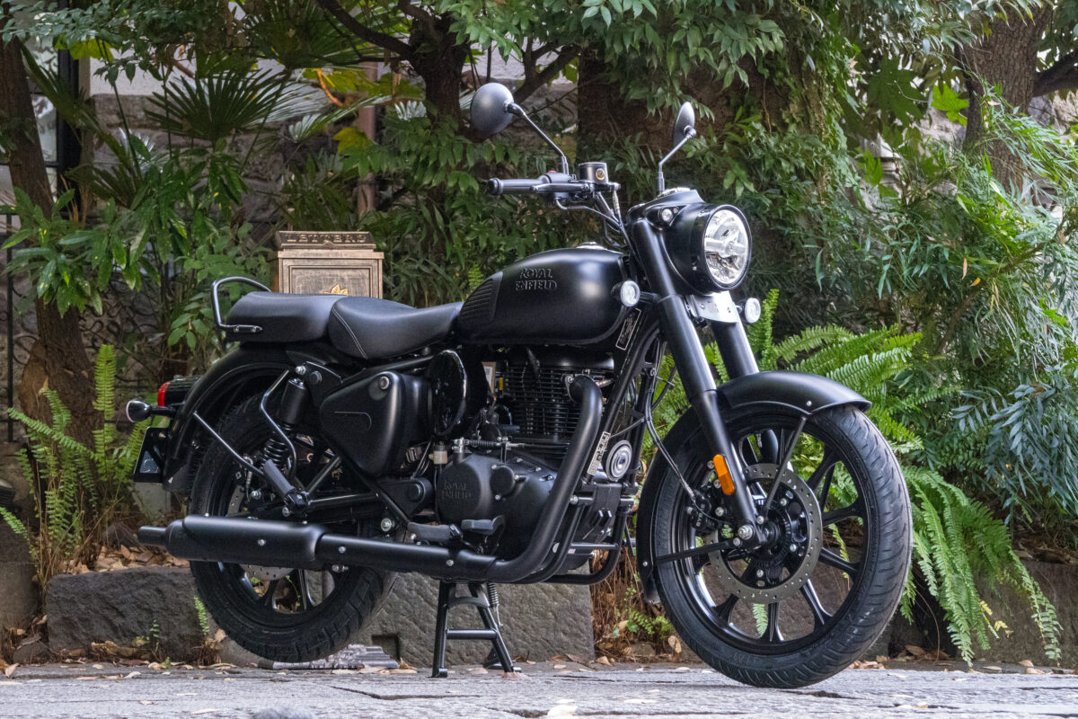 ロイヤルエンフィールド・クラシック350のダーク・シリーズ ステルス・ブラック(価格:723,800円税込)