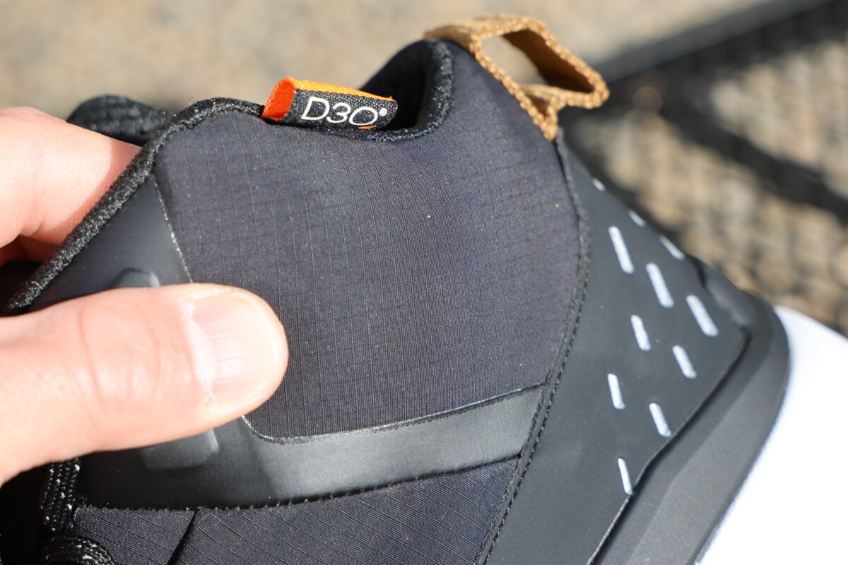通常時はソフトでありながら衝撃を受けると硬質化するD3O®素材をくるぶし部分に内蔵している。写真は『NUCLEUS(BLACK×WHITE)』。
