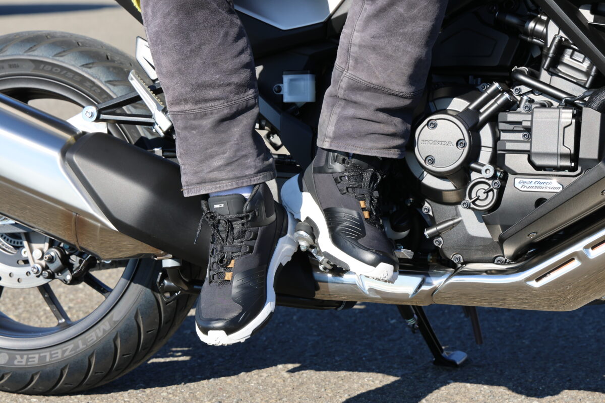 トレッキングシューズのようなアウトドアスタイルのSIDI 『NUCLEUS』。アドベンチャーモデルやオフロード系のモデルはもちろん、ツアラーなどのロードモデルにも併せやすい。