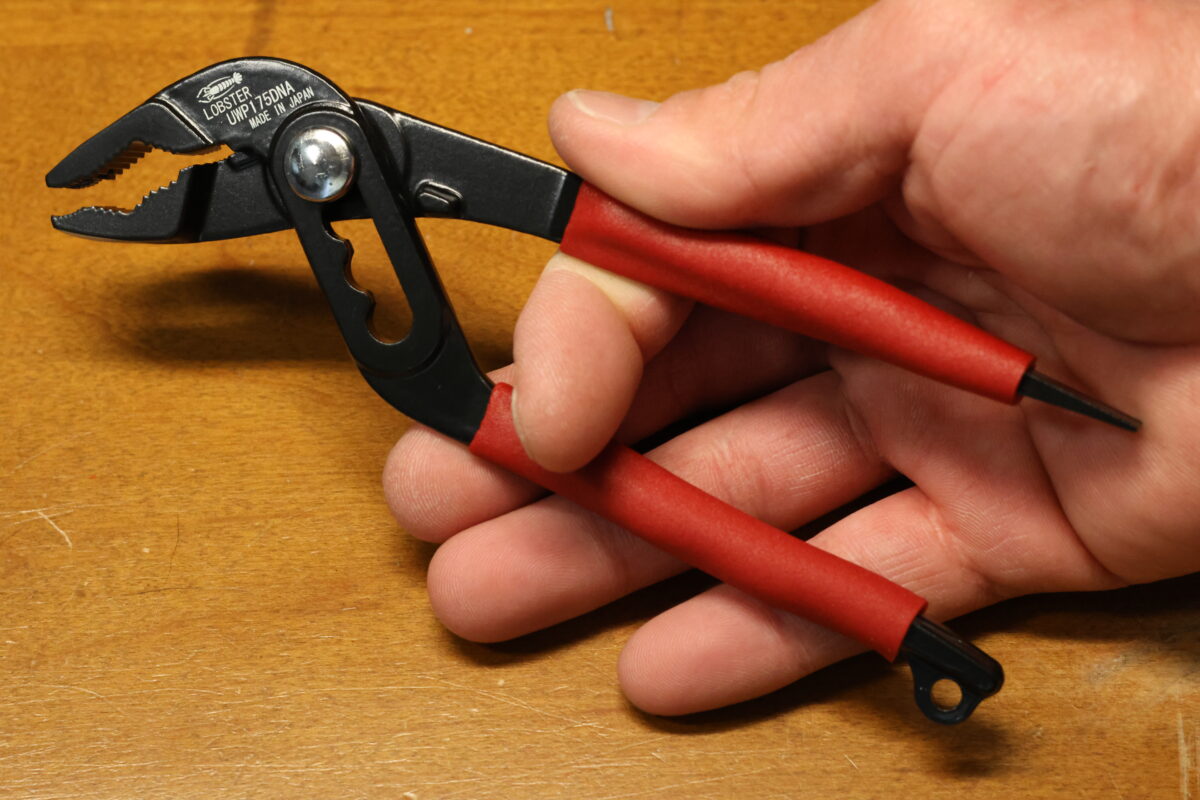 握って使うから“握りモノ”。テコの原理で力を掴む力を増幅して挟んだり、保持したりするための工具だ。写真は『ハイブリットアンギラス』のUWP175DNA(175㎜)。