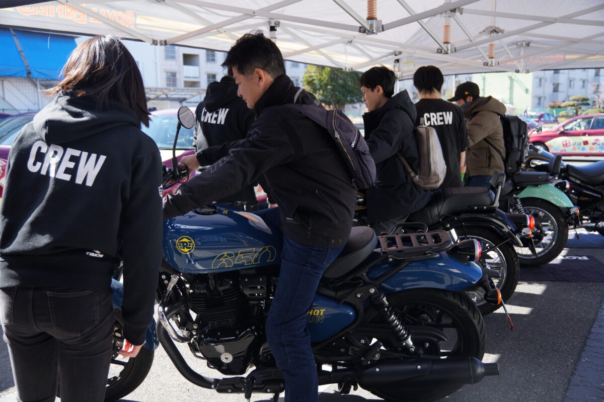２日間のイベントでたくさんの教習生にロイヤルエンフィールドの実車に跨っていただきました。