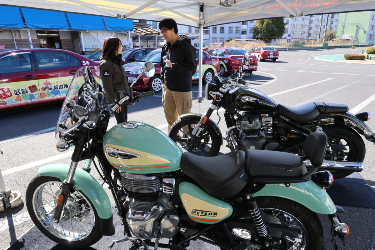 教習所にロイヤルエンフィールドの実車を持ち込んで、教習生の皆さん自由に跨ってもらいました！