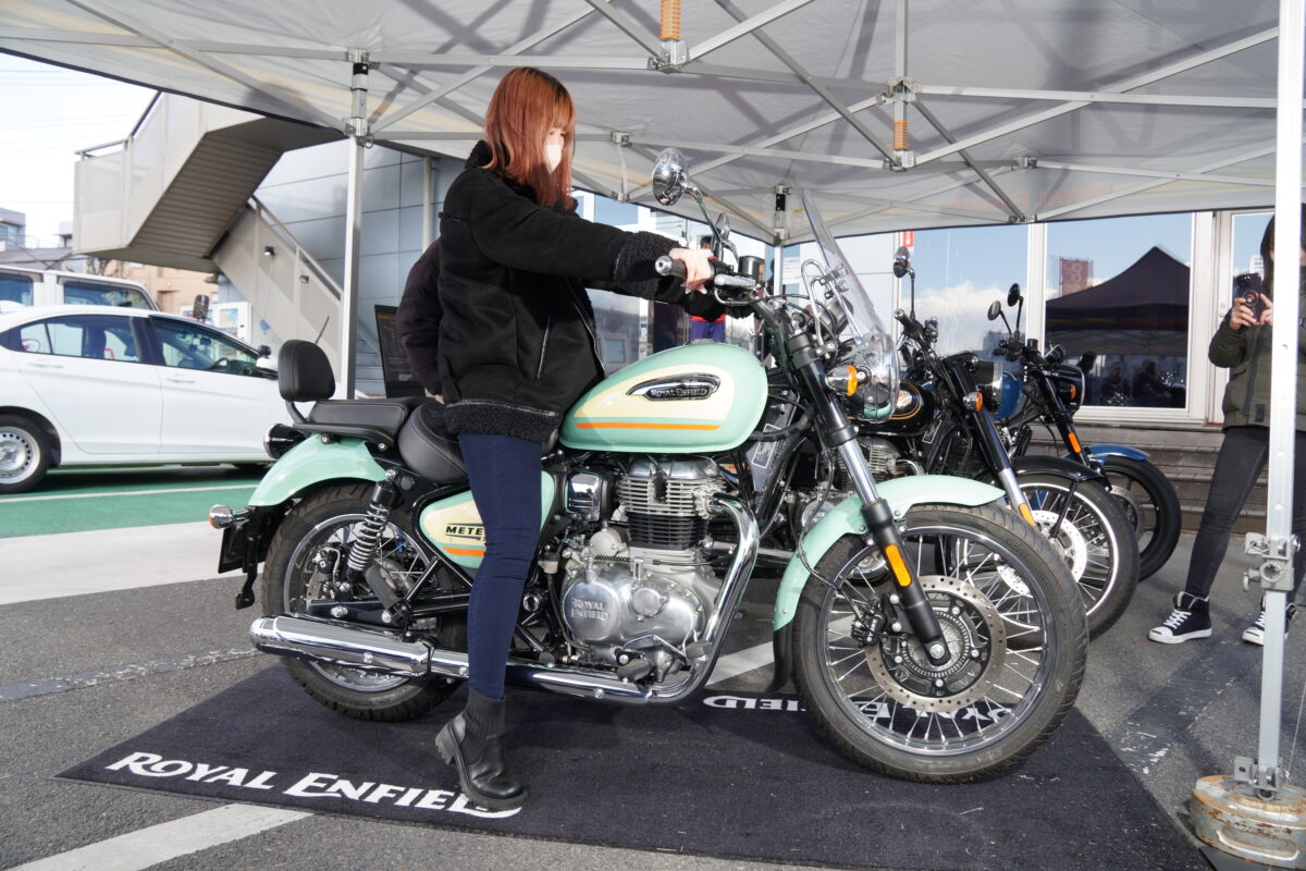 生まれて初めてバイクに跨ったというhimeさんですが全く不安がなさそう！
