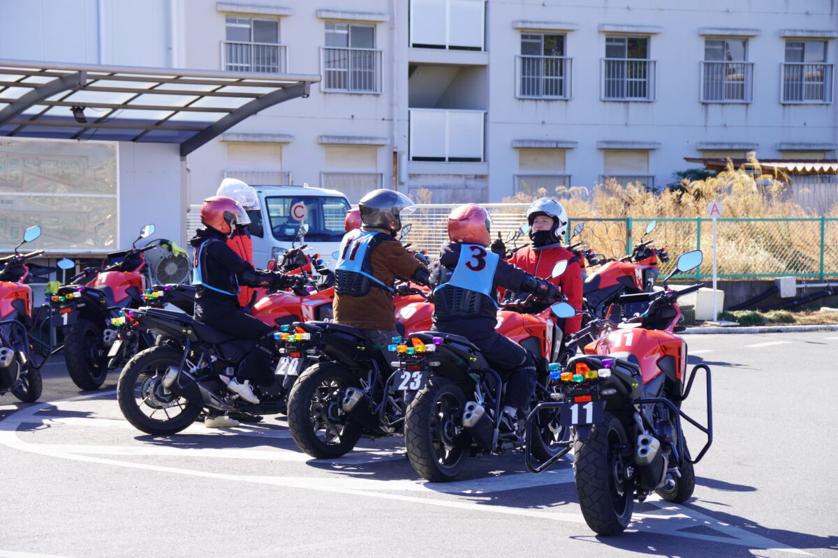 取得できるバイクの免許は、普通二輪車(400cc以下)、普通二輪AT車(400cc以下)、小型限定二輪車(125cc以下)、小型限定二輪AT車(125cc以下)、大型二輪車(400cc超)。大型二輪車の教習は普通二輪MT免許保持者のみ。