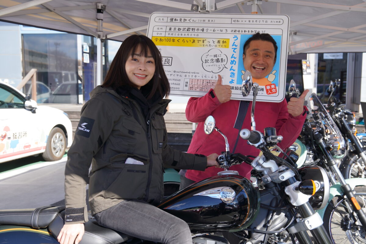 教習所にロイヤルエンフィールドの実車を持ち込んで、教習生の皆さん自由に跨ってもらいました！