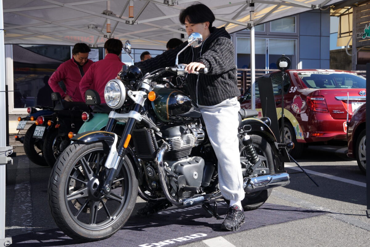 「スーパーメテオ650には大型バイクならではのずっしり感がありますね」とアキバさん。
