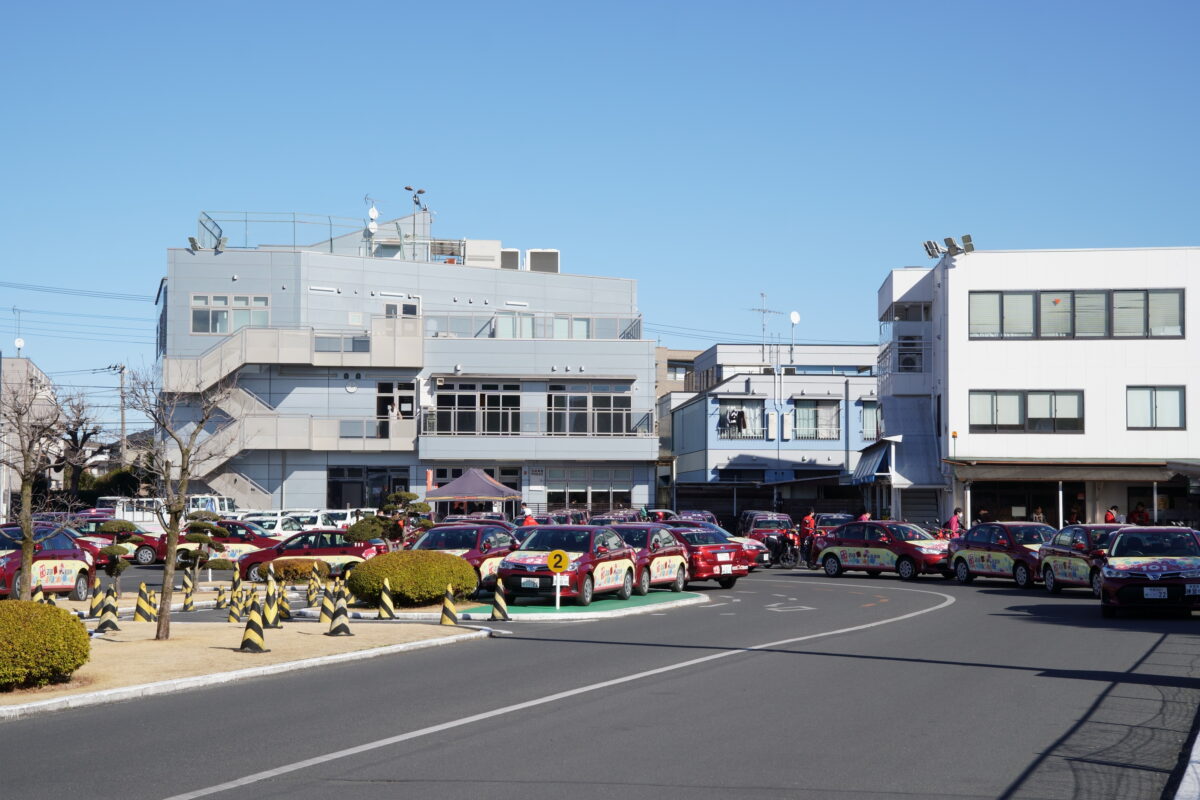 JR中央線武蔵境駅より徒歩５分、西武多摩川線 武蔵境駅より徒歩６分なほか、西武バス、関東バスの停留所からも1分。