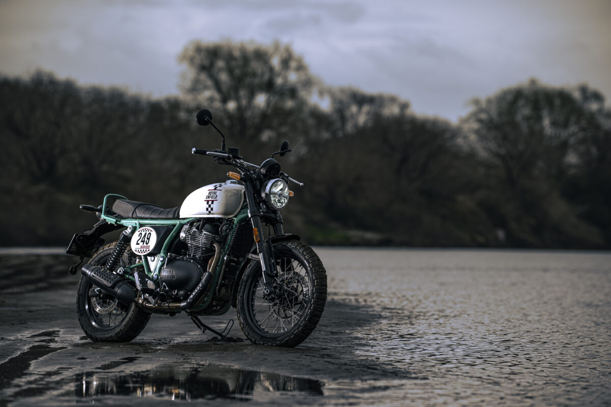 ロイヤルエンフィールド・ベア650。カラーリングはBig Bear Run での伝説的な勝利を飾った Eddie の車番に敬意を表した特別カラーエディション「トゥー・フォー・ナイン(Two Four Nine)／価格：1,015,300円税込）