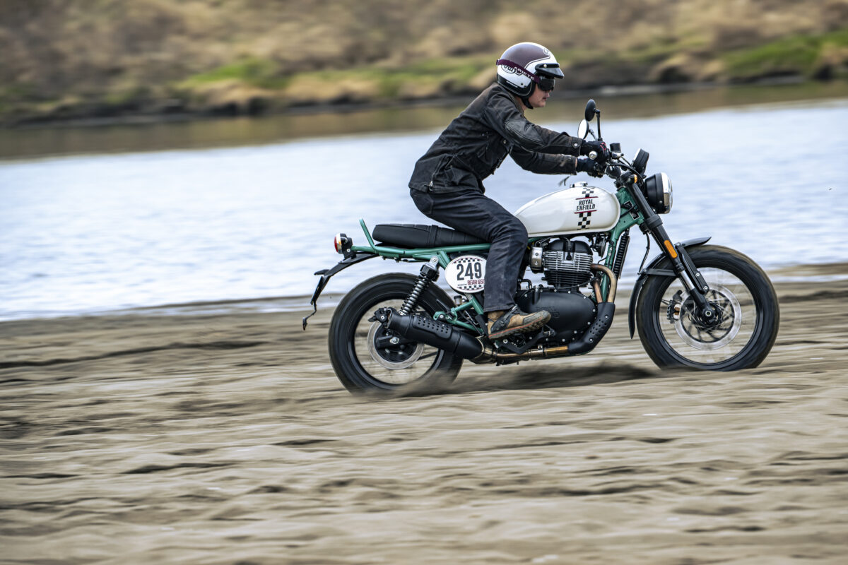 写真はロイヤルエンフィールド・ベア650でダート走行を行う谷田貝　洋暁。カラーリングはBig Bear Run での伝説的な勝利を飾った Eddie の車番に敬意を表した特別カラーエディション「トゥー・フォー・ナイン(Two Four Nine)／価格：1,015,300円税込）