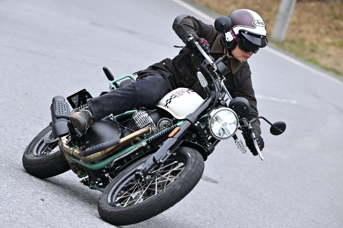 写真はロイヤルエンフィールド・ベア650でコーナリングする谷田貝　洋暁。スクランブラーモデルであるベア650は、幅広のハンドルを活かしてリーンアウト気味のポジションで乗っても様なる。