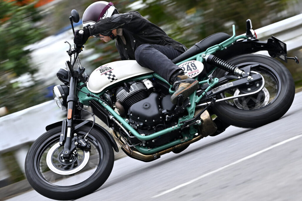 写真はロイヤルエンフィールド・ベア650でコーナリングする谷田貝　洋暁。スーパーメテオ650やショットガン650に比べるとバンク角も深く、ベア650はよりスポーティな走りが楽しめる。