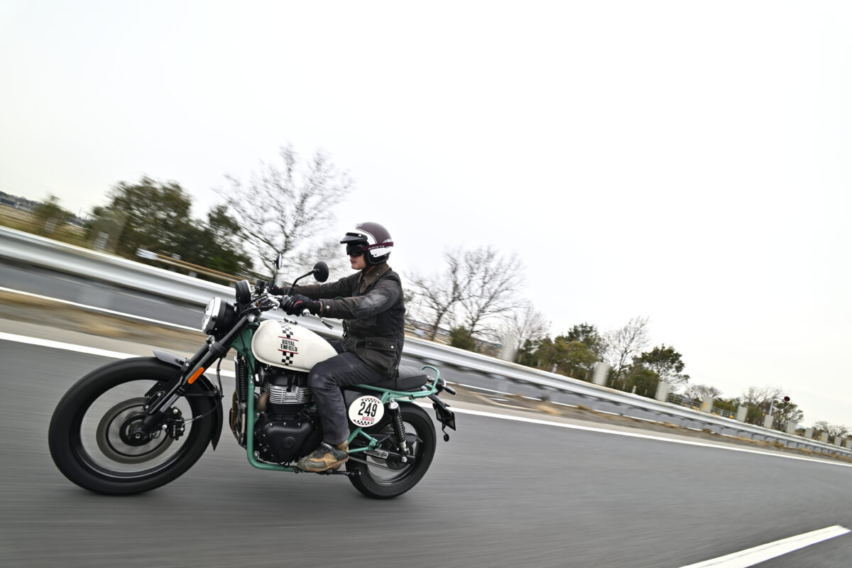 写真はロイヤルエンフィールド・ベア650で高速走行する谷田貝　洋暁。500kmほど走っているトリップメーターの平均燃費は26.7km/ℓだった。