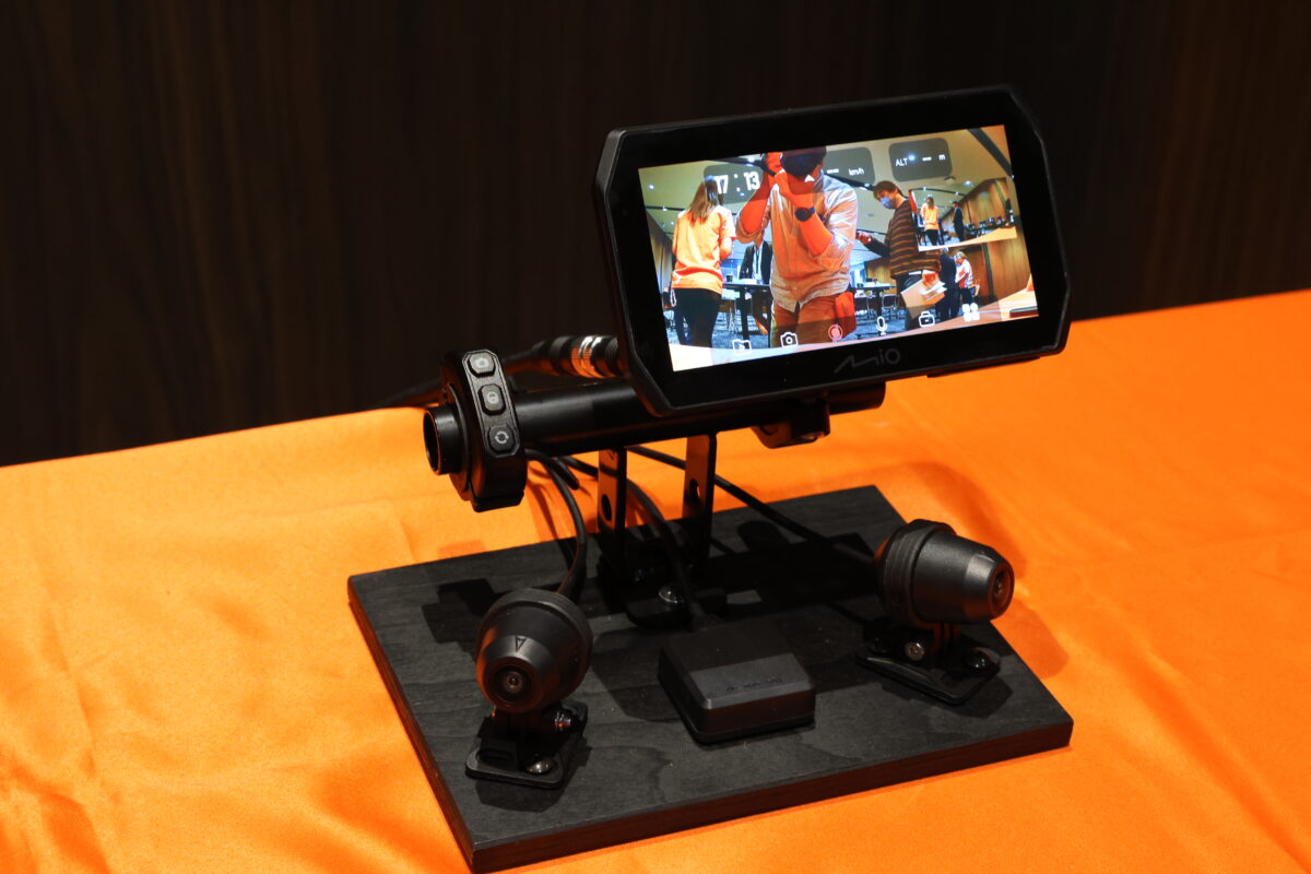 5.5インチのスマートモニターは走行中も表示が可能で、後方の交通状況を確認するバックモニターとして使える。