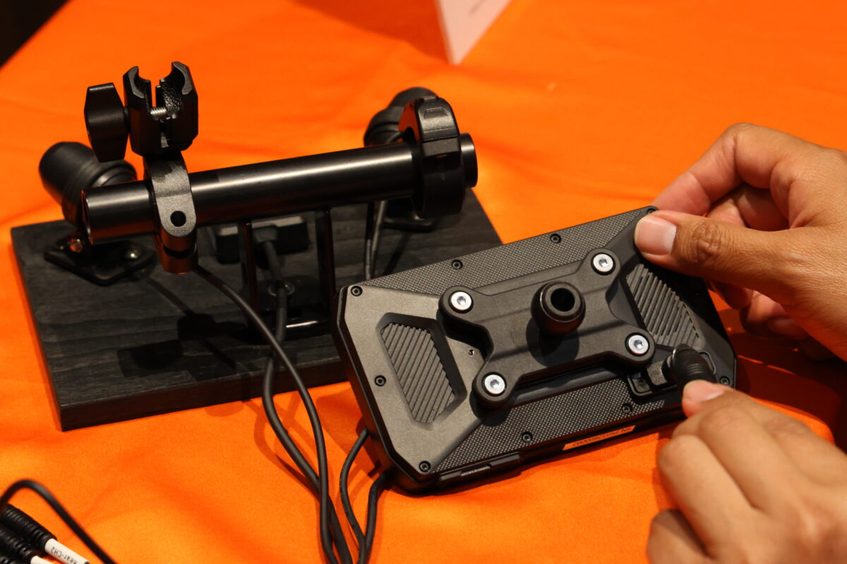 5.5インチスマートモニターはバイクから離れる際には取り外しての持ち運べるようになっている。キットには1インチボール用のアタッチメントや取り付け用の工具、ステーなどもされている同梱。