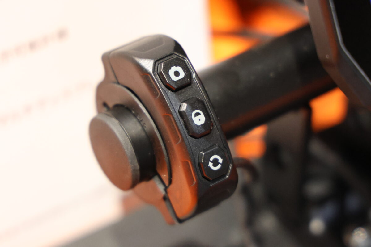 操作はタッチパネルでも可能だが、より確実な操作のためにグリップ装着用の有線リモコンを用意している。もちろん衝撃感知によるイベント録画機能といったドラレコとしての基本機能は踏襲。