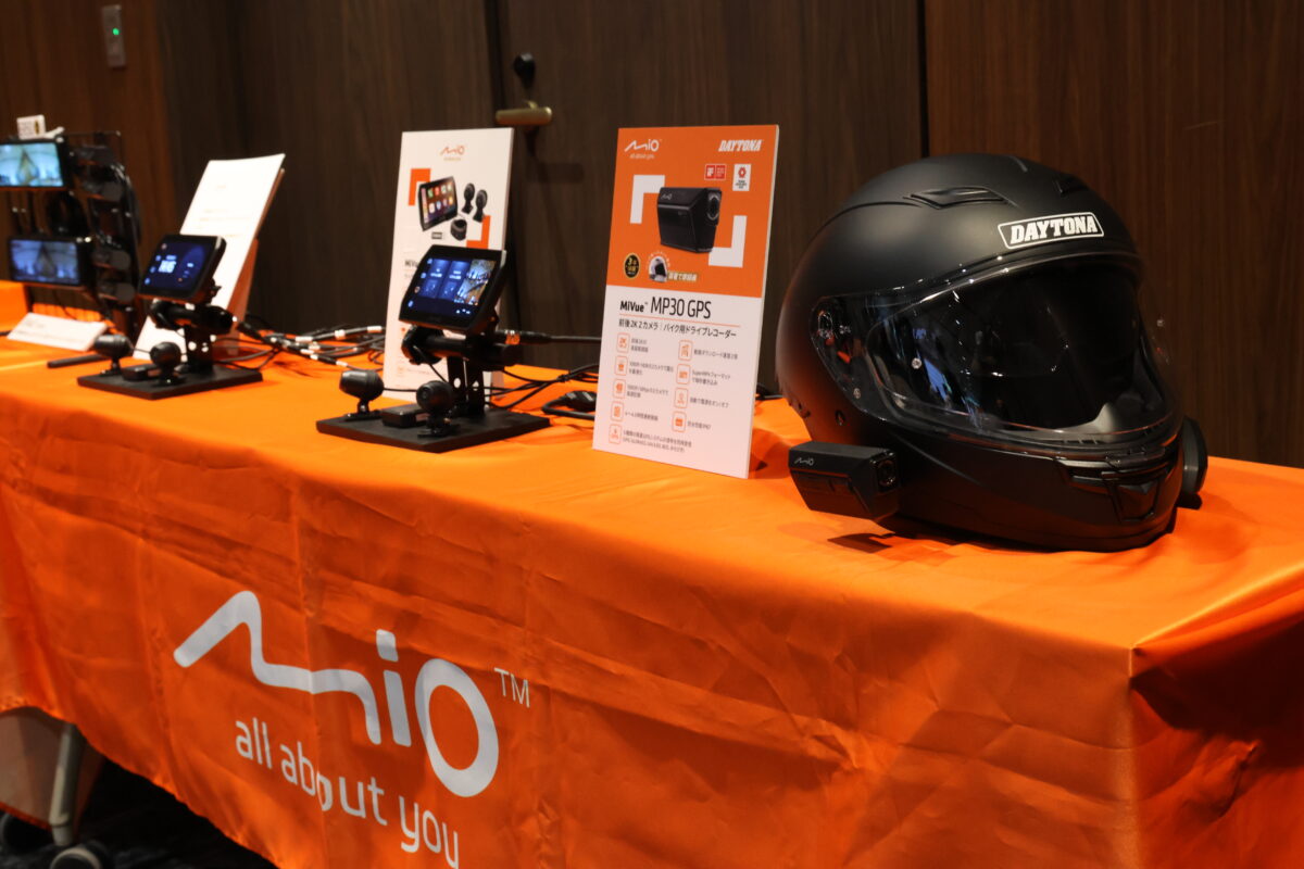 ヘルメット取り付けタイプの「MiVue MP30GPS」や従来モデルの「Mio MiVue M802WD」、そして新作の「Mio MiVue MK50」と、多彩なニーズに対応するMioのドライブレコーダー。
