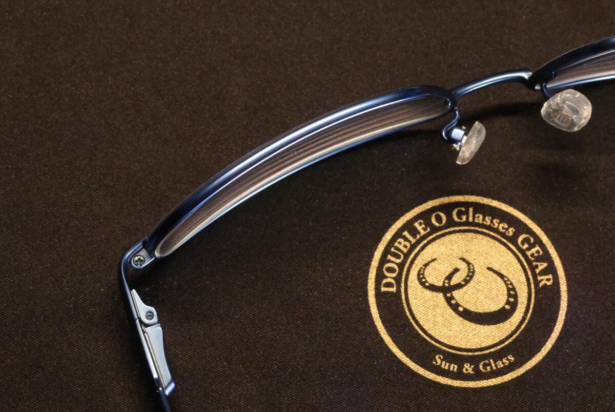 一般的なメガネに比べ、レンズ面が大きくカーブしているダブルオーグラスギアの「RIDINGEYEWEAR」。モデルはRIDINGEYEWEARの「Ride（カラー：アクアブルー）」で、さらに強いレンズカーブを持たせた「No Regret No Grow」もある。