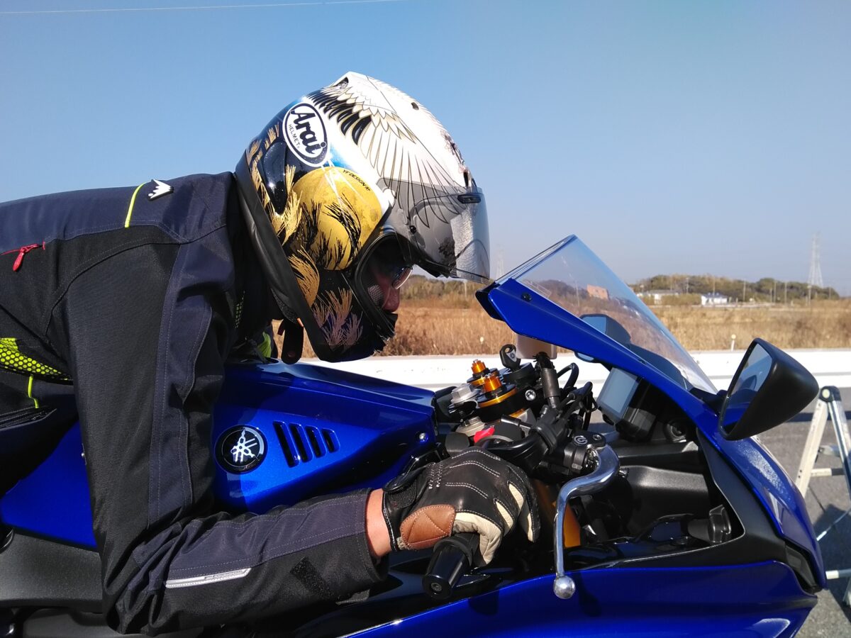 バイクならではの視界に特化し、スーパースポーツのような極端な前傾姿勢による上目遣いでも前方がしっかり見えるようにできている「RIDINGEYEWEAR」。その秘密はレンズにも隠されている。