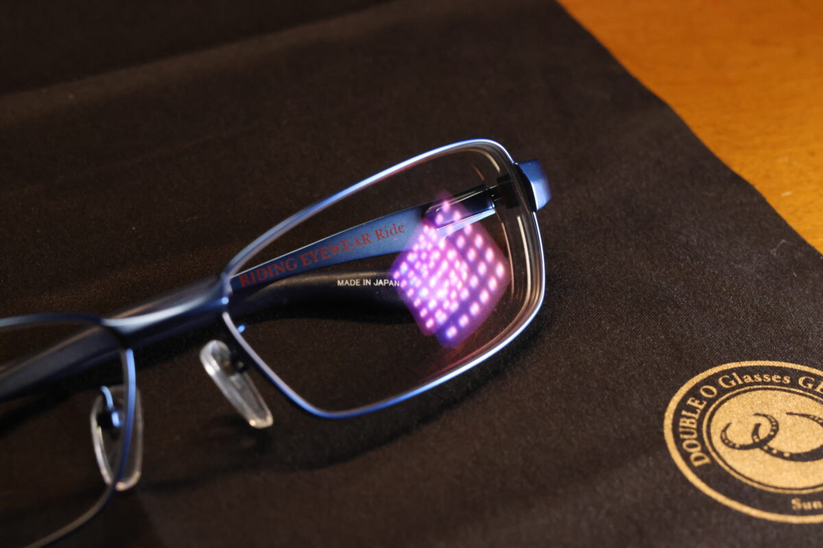 「RIDINGEYEWEAR」が標準装備するコーティングは、UVカット、反射防止、撥水、写り込み防止、抗菌、パワーコート（衝撃）、強化コート（キズ）、ヒートコート（熱）。これに加えて件のL.W.Cコートや曇り止めコートが可能だ。