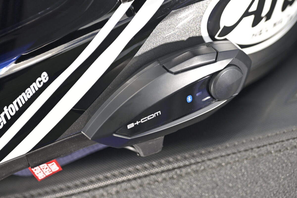 B+COM TALKは安心の日本製。音声ガイダンスが日本語なのはもちろん、カスターマーサポートも当然国内で行っているのでアフターサービスも万全。下手な海外製インカムを使って失敗したり、改めて買い直したりするよりは、安心確実のB+COM TALKを使いたい。