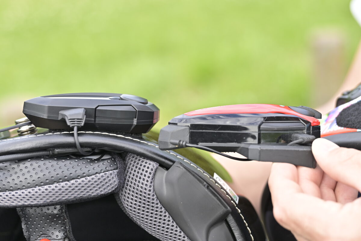 B+COM TALKは本体を直接ヘルメットの面ファスナーに取り付けるので断然薄い。左がB+COM TALKで、右がSB6X(旧モデル)。