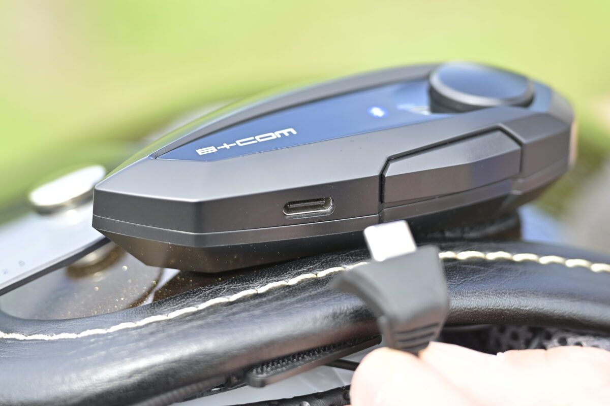 USB Type-Cソケットでの充電はPDにも対応しており、充電が早い。