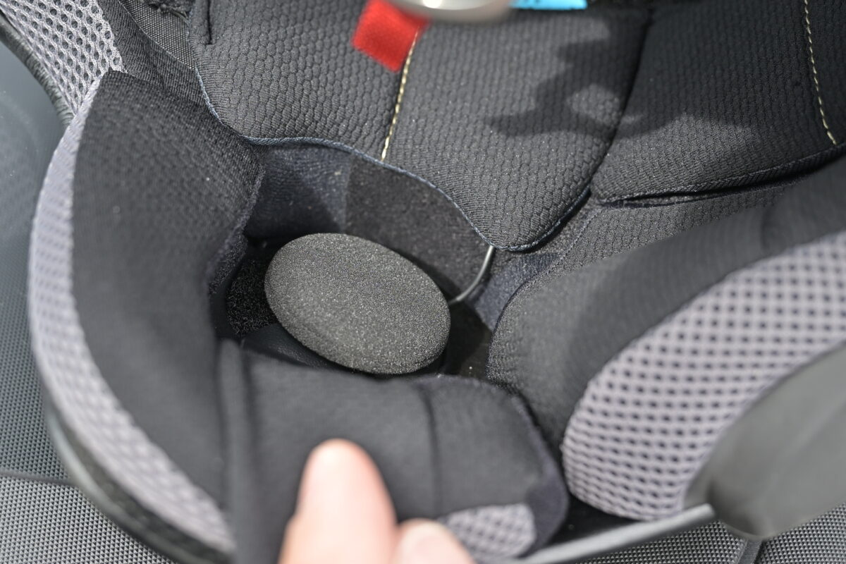 スピーカーも薄型なのでイヤーホールへの収まりもいい