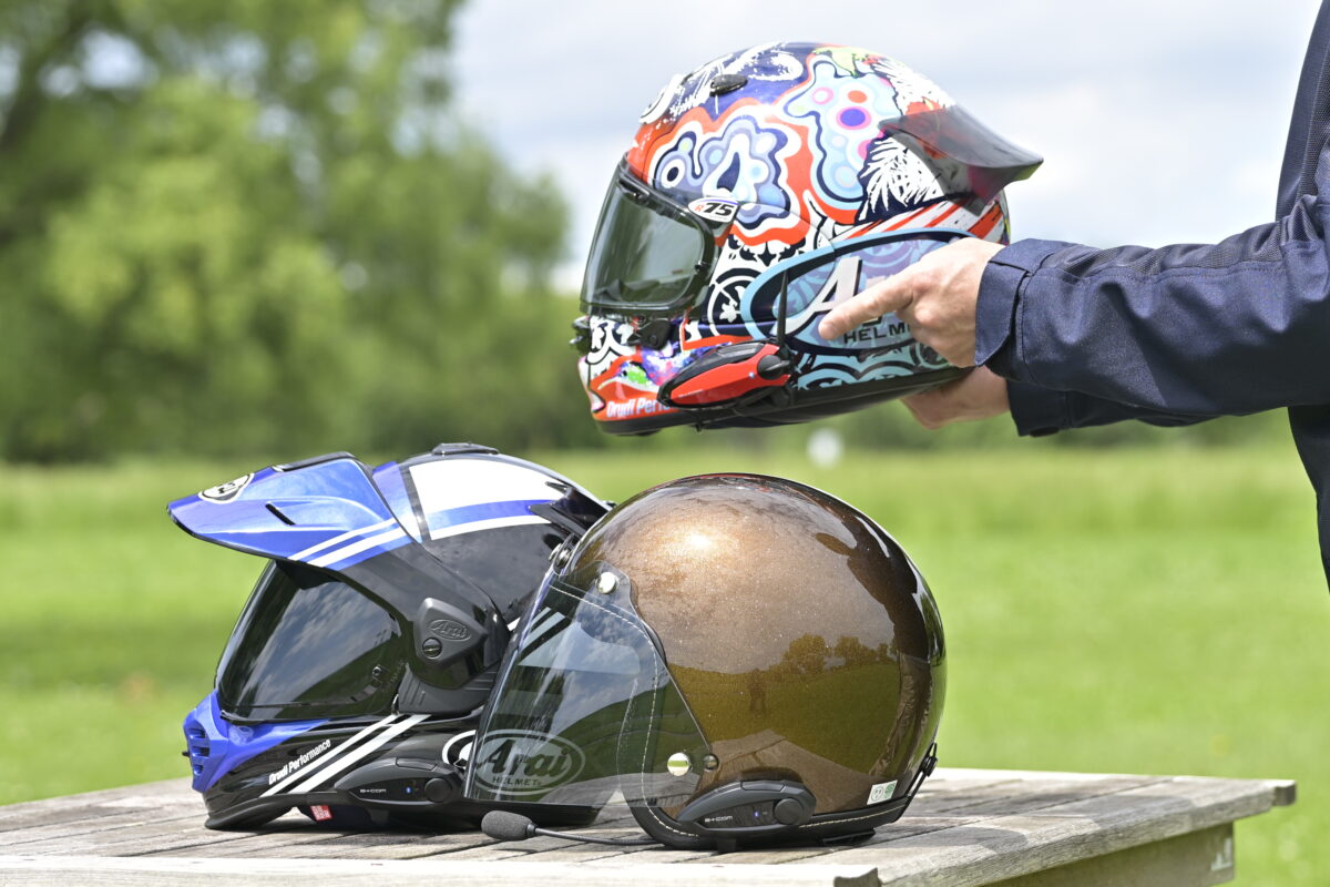 B+COM TALK同士ならペアリングの必要はないが、他のB+COM製品(ONE/SB6XR/SX1など)に繋げる場合には別途ペアリング作業が必要。