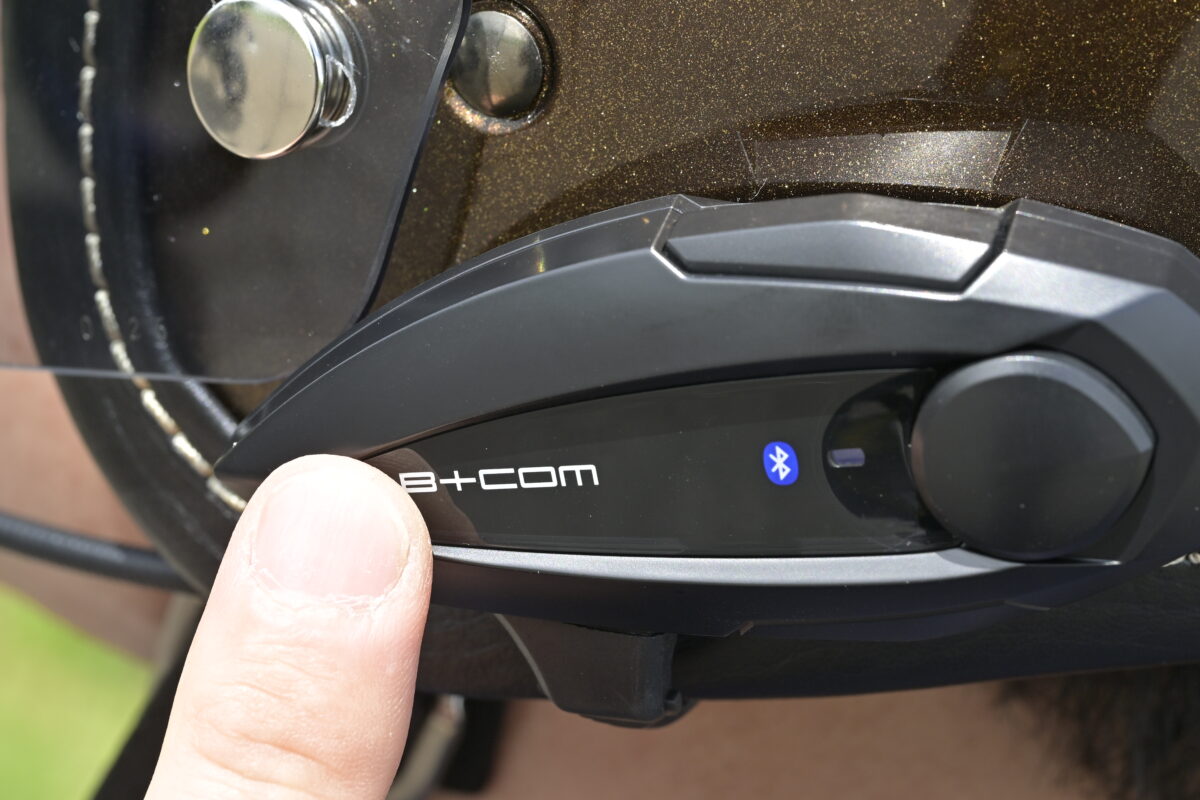 B+COM TALKは操作も簡単で、写真の指あたりのボタンを押し込めばB+COM TALK同士の通話が可能。