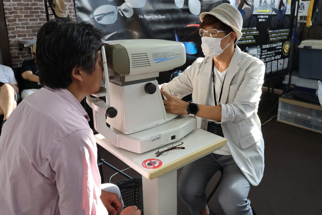 検眼とはメガネのレンズの仕様を決めるために行う目の検査。ダブルオーグラスギヤのトランクショーで行う検眼はじっくり1時間かけて檜垣さんとディスカッションしながらメガネの仕様を決めていく。写真は瞳の屈折率測定する機器で近視、遠視、乱視の程度を測定する。