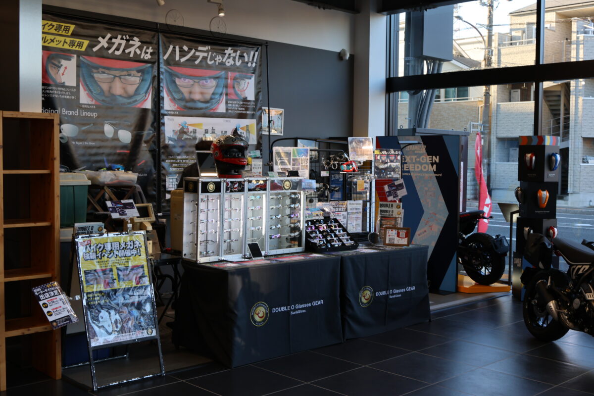 ダブルオーグラスギヤでは月2回のペースで“TRUNK SHOW”という出張検眼サービスを全国各地のバイク用品店やイベントで開催。僕が長期でインプレッションしている「RIDINGEYEWEAR」もこの“TRUNK SHOW”で作ってもらったものなのだが、その検眼技術の高さからくる仕上がりにびっくり! 近々の“TRUNK SHOW”スケジュールはスケジュールは記事後半にて!