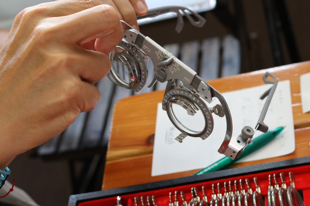 検眼結果に合わせたテストレンズを組み合わせてレンズの度数や仕様を決めるのは一般的なメガネ屋さんと一緒なのだが、そこへ至るノウハウにおいてダブルオーグラスギアは異常とも言える(失礼!)拘りを持っている。当初、出張検眼ではなくお店で検眼してもらった方がなんとなく精密な検査ができそう……なんて思っていたのだが、実際のメガネが仕上がってみればそんな心配は杞憂であり、むしろその検眼技術の高さに驚いた。