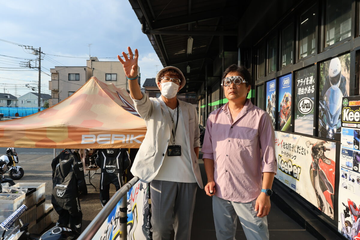 組み合わせたテストレンズで見え方をチェック。遠くのものや近くのものを見たりする……のだが実際に見える見えないも重要だが、バイク用として見たい場所が一番見えているか? の反応を檜垣さんはチェックしているという。