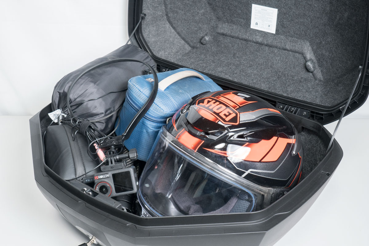 ヘルメット以外も収納しているところ