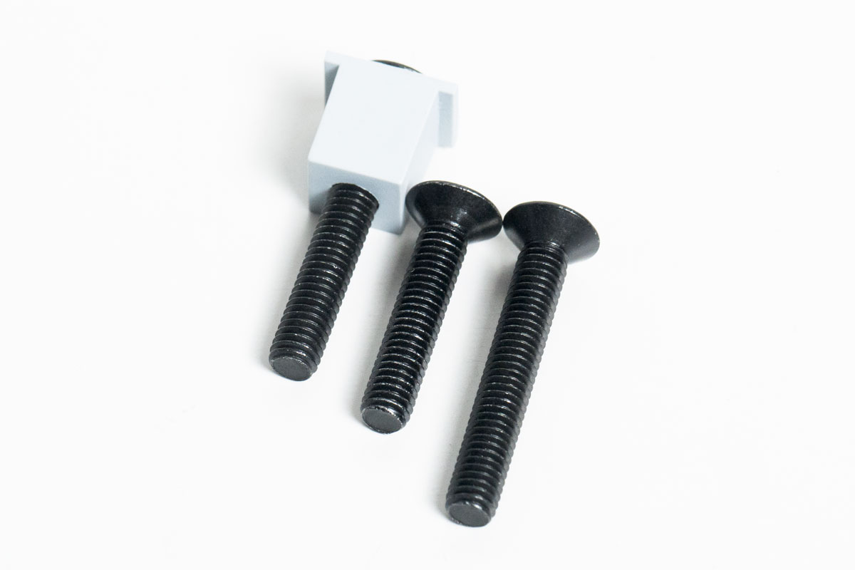 プラスチックパーツとボルトの組み合わせ