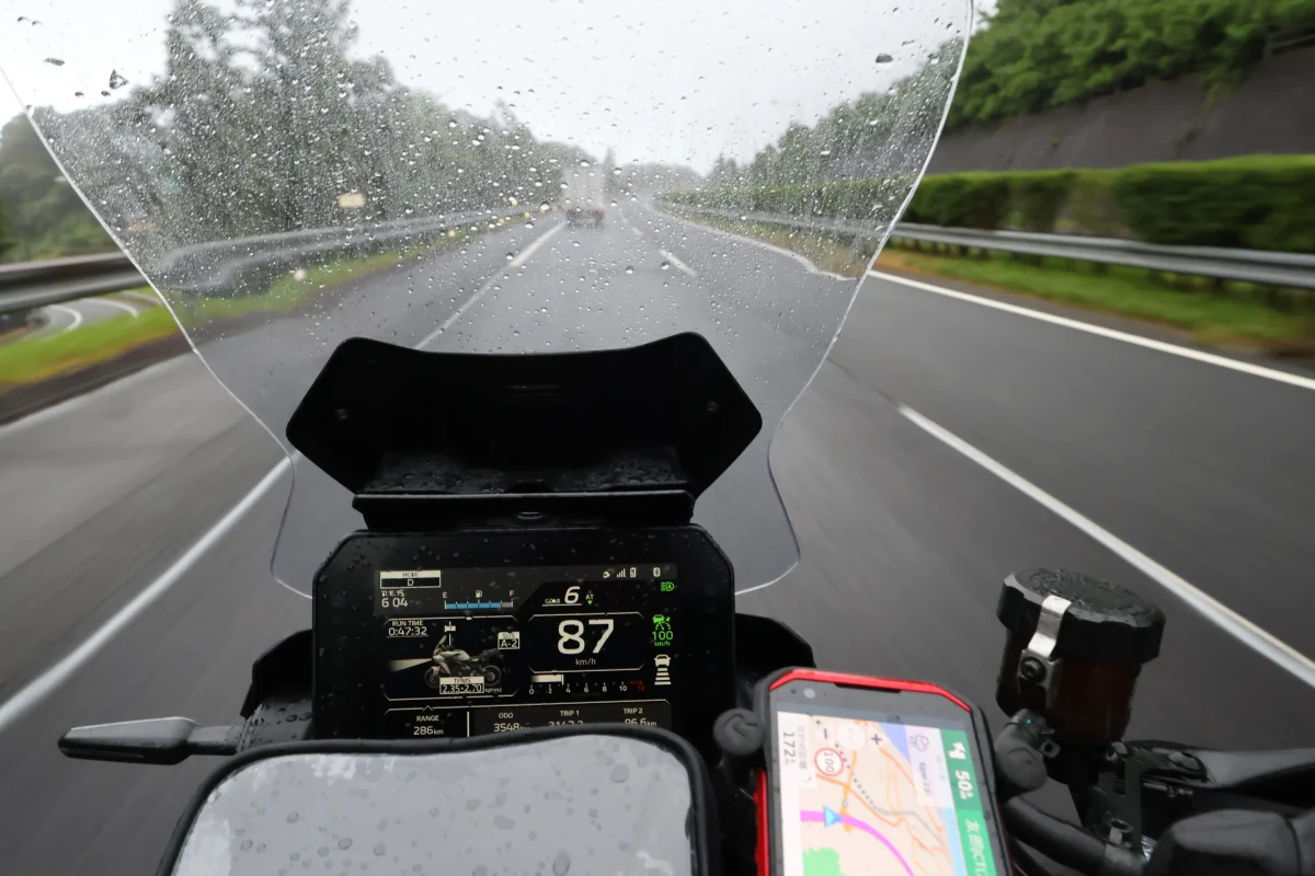 東北から関東に入るとライディングシューズの中までぐっしょり。「ライディングアイウエア」はそんな状況でも曇らずクリアな視界を確保し続けてくれた。