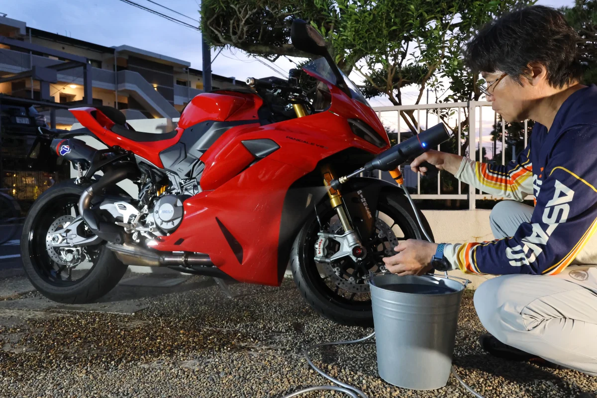 出先のバイク洗車のお悩み解決！！カスタムジャパンから充電式の高圧洗浄機が登場！