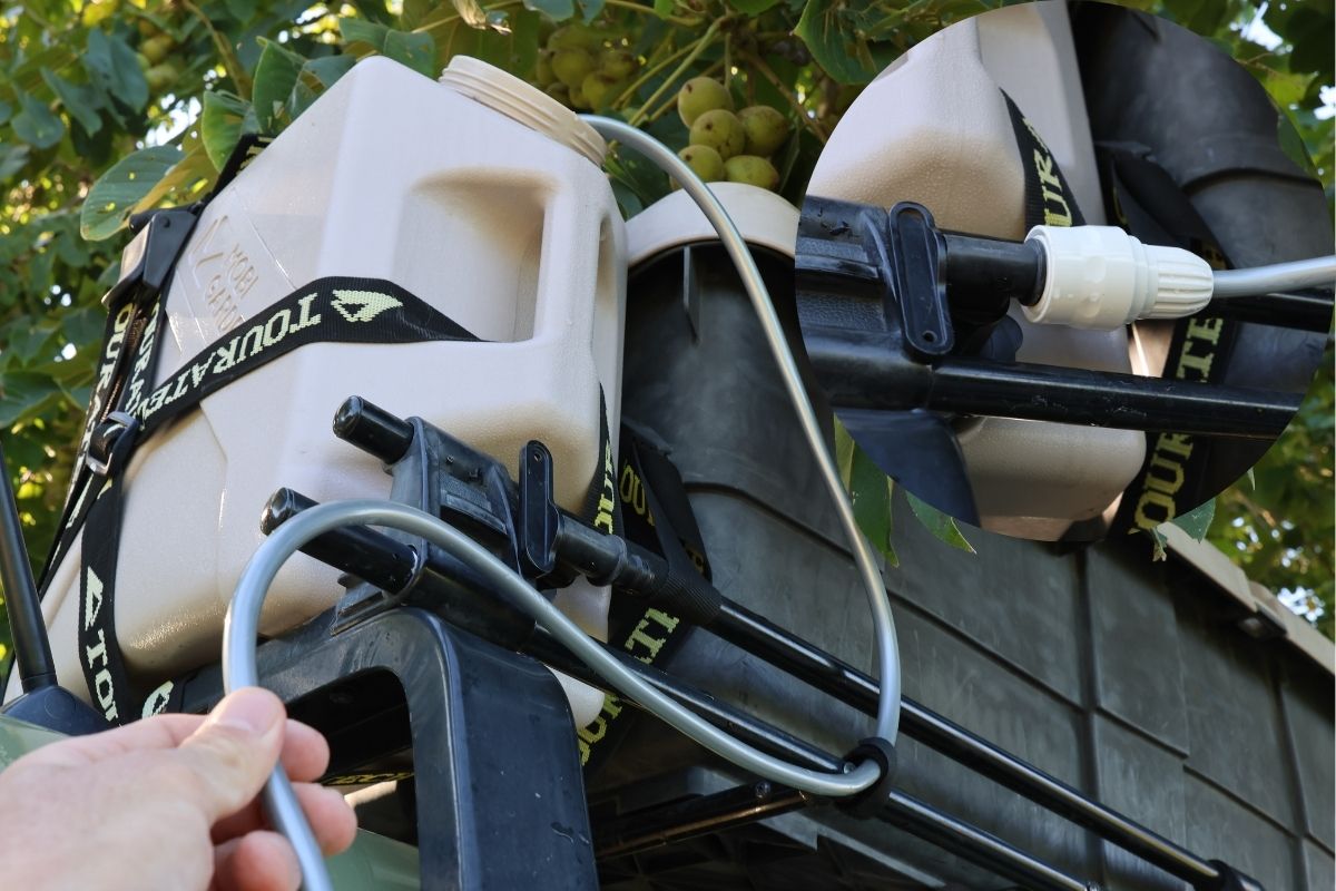 持ち込んだ水は車載するのに現実的な大きさであろう20ℓのポリタンク。この水の量で1台洗い切れたらまずまずといったところ。ちなみに写真右上のように市販の水道用品で取り出し口を工夫するとさらに使い勝手がよくなるぞ!