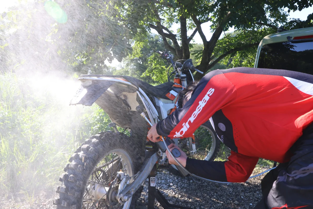 フェンダー裏の泥汚れくらいなら噴射モード“40°”で十分落ちる