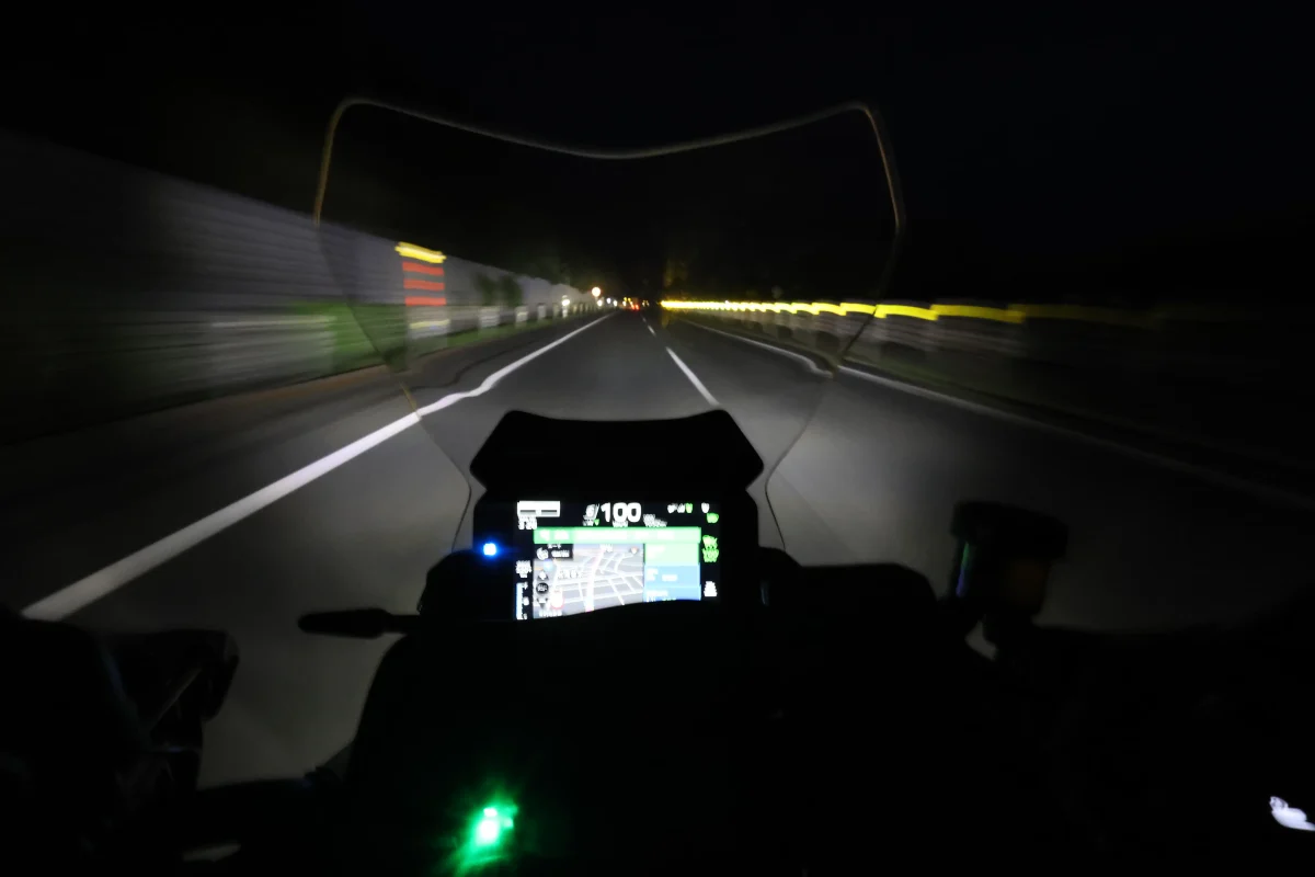 青森フェリーターミナルまで739km。ヤマハのトレーサー9 GT+Y-AMTを相棒に夜の高速道路を夜通し走り続ける。