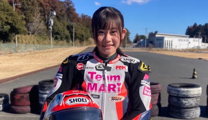 バイクに乗る藤原雫花選手
